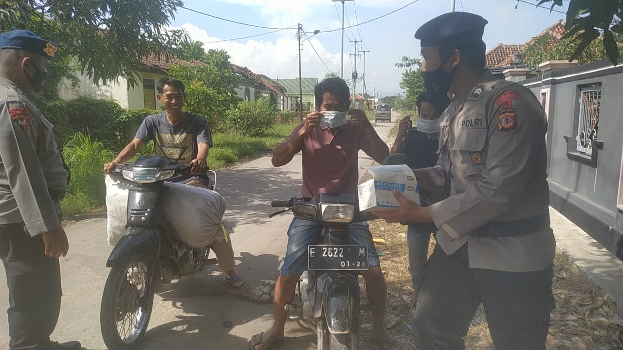 Brimob Jabar Bagikan Masker Gratis Kepada Warga Gempol