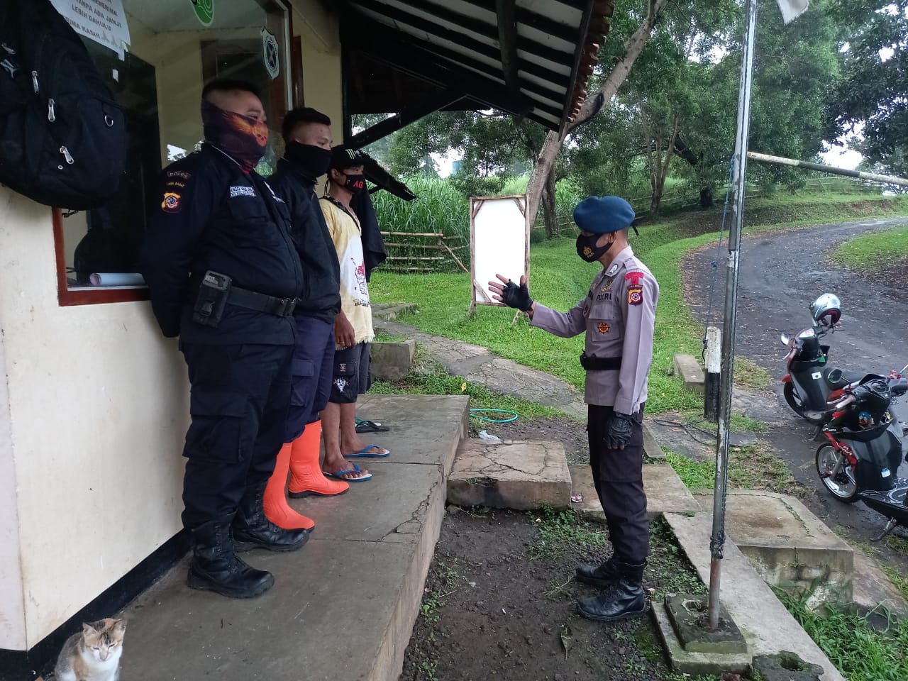 Brimob Jabar Himbau Masyarakat Garut Agar Menerapkan Protokol Kesehatan