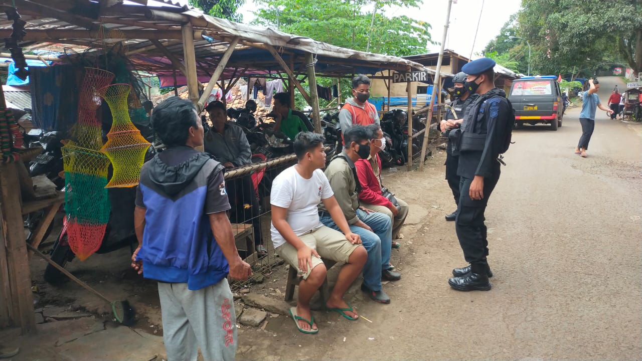 Personil Brimob Jabar Edukasi Terkait Protokol Kesehatan Kepada Masyarakat Kampung Jangari