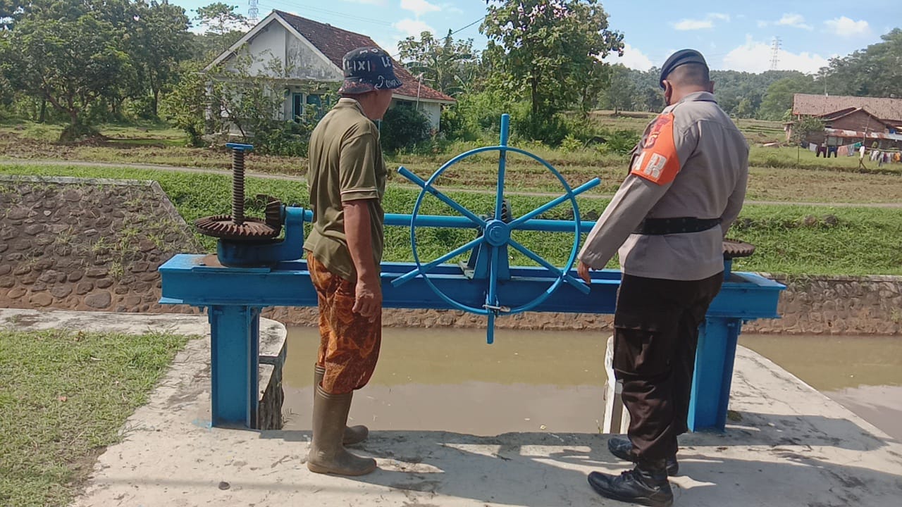 Tanggap Banjir, Anggota Siaga SAR Brimob Jabar Cek Debit Air Di Pintu Air Cirebon Girang