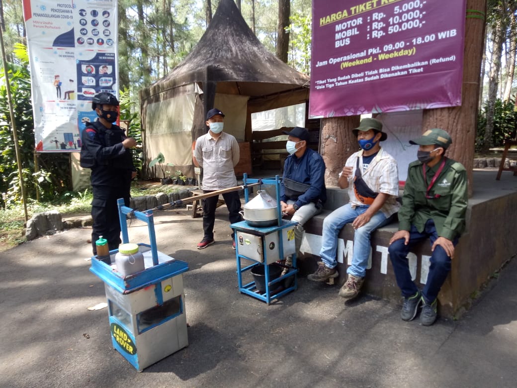 Brimob Jabar Berikan Himbauan Prokes Kepada Pedagang Di Objek Wisata