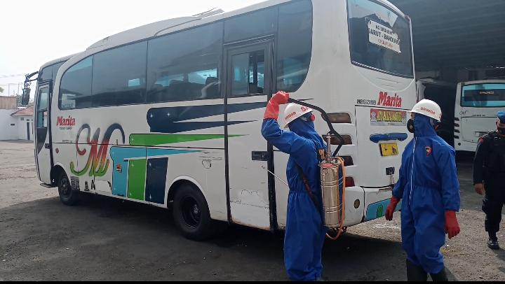 Brimob Jabar Semprotkan Disinfektan Ke Armada Angkutan Umum