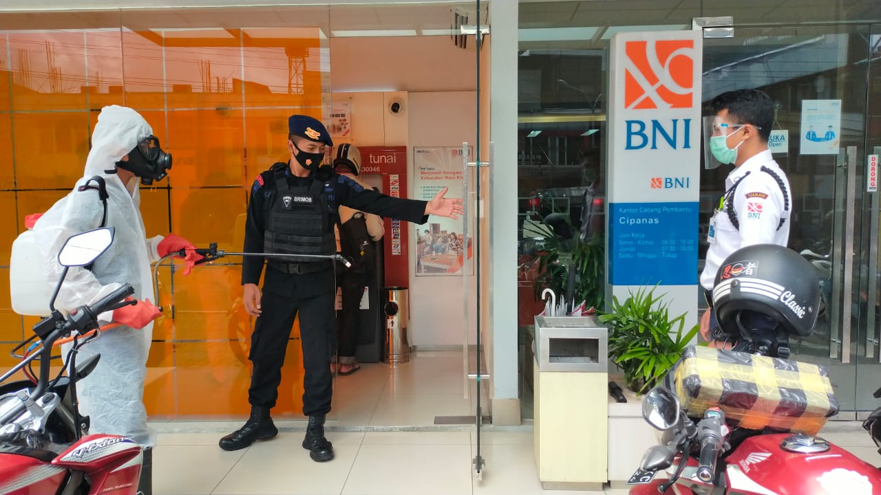 Patroli Covid Brimob Jabar Lakukan Penyemprotan Disinfektan Ke Bank BNI Cipanas