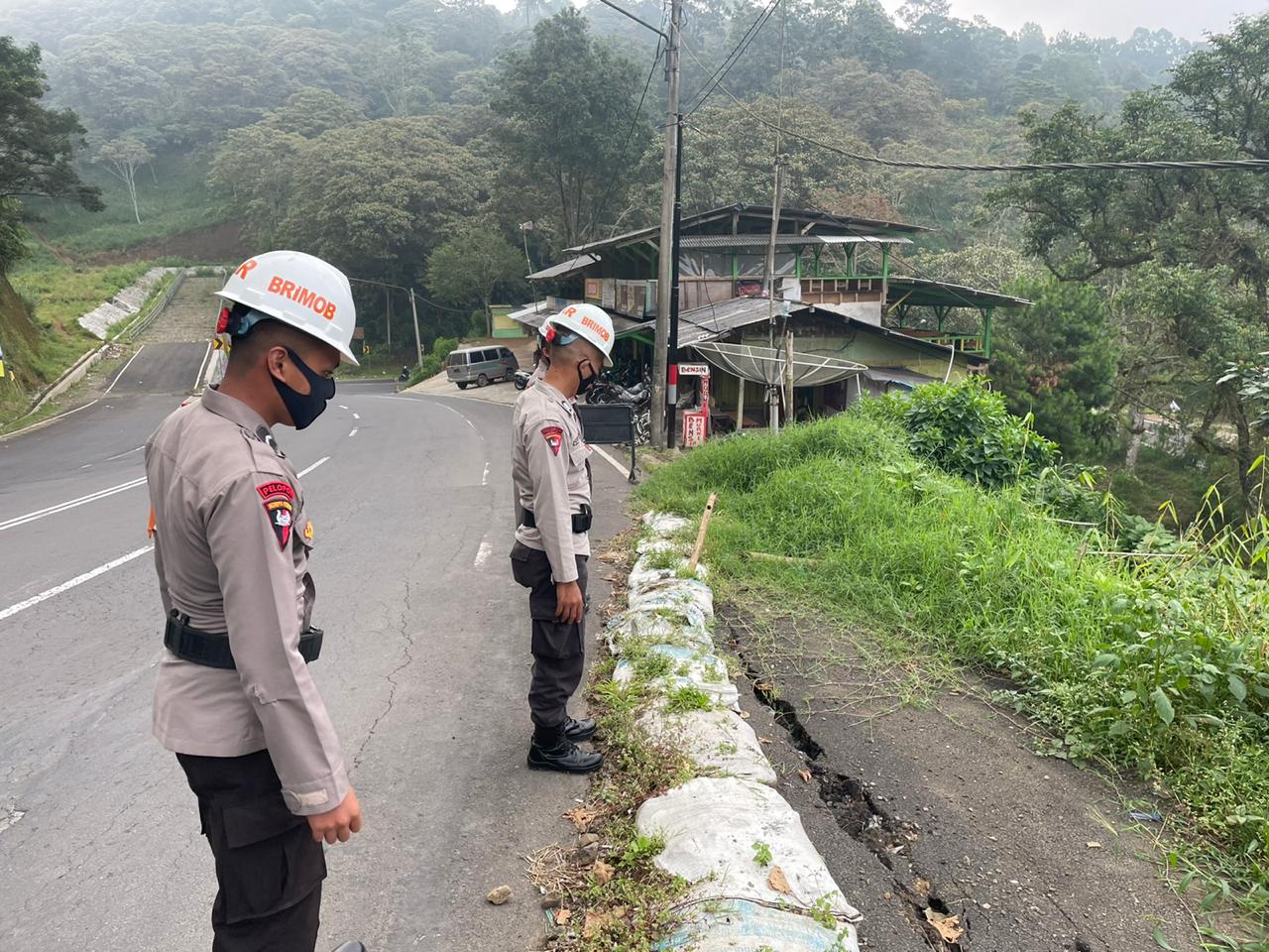 Sar Brimob Jabar Cek Tanah Rawan Longsor Jalan Utama Lembang-Subang