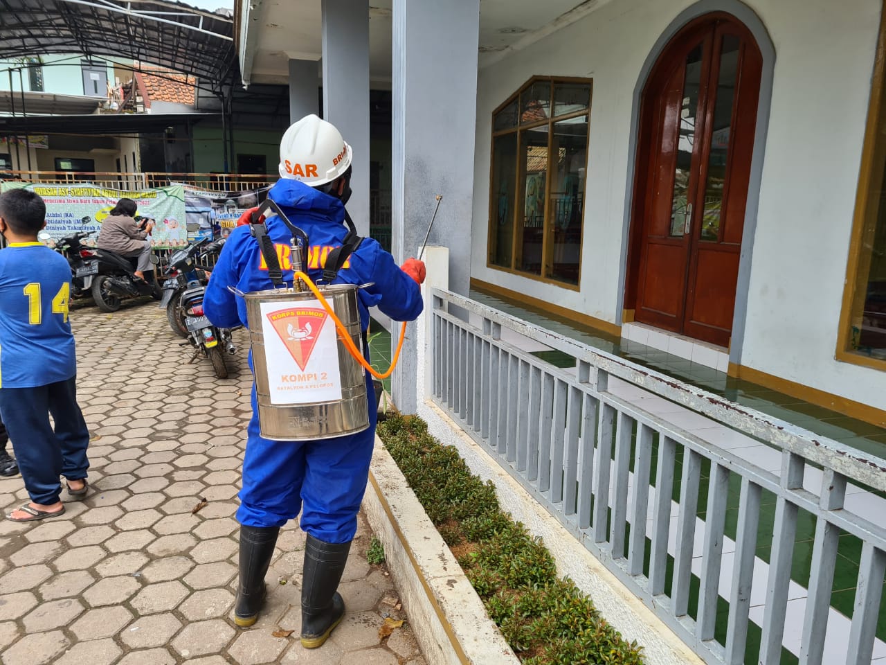 Masjid As – Syafiiyah Jadi Sasaran Penyemprotan Disinfektan Anggota Brimob Jabar