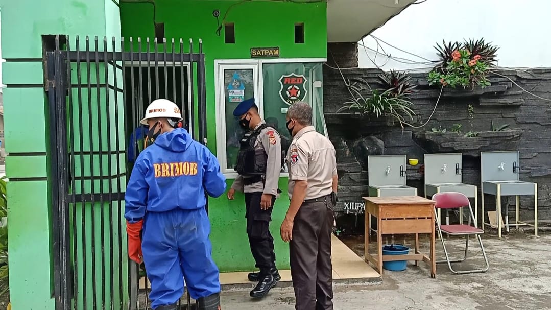 Brimob Jabar Laksanakan Penyemprotan Disinfektan di SMAN 6 Garut