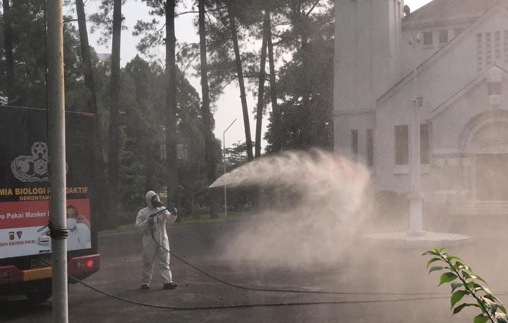 Cegah Covid-19, Gegana Brimob Jabar Gencar Semprotkan Disinfektan Ke Berbagai Gereja