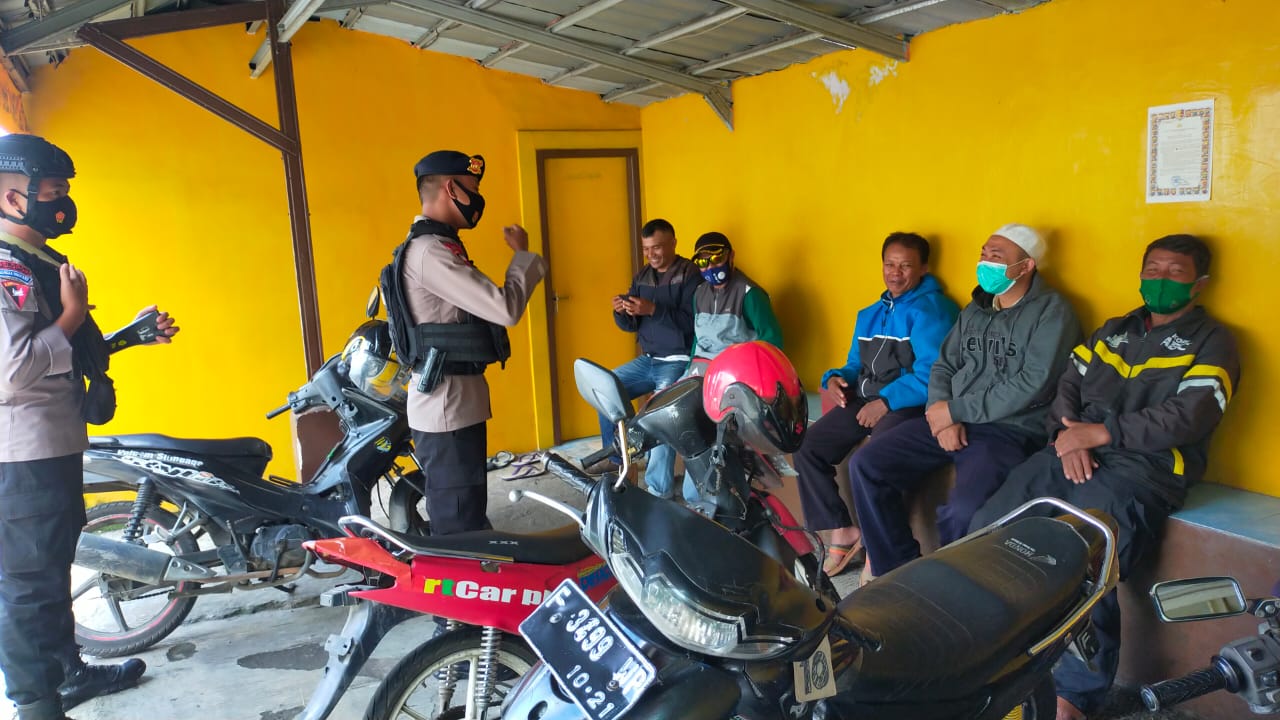 Patroli Covid-19 Brimob Jabar Berikan Edukasi Prokes Ke Pangkalan Ojeg Ciherang
