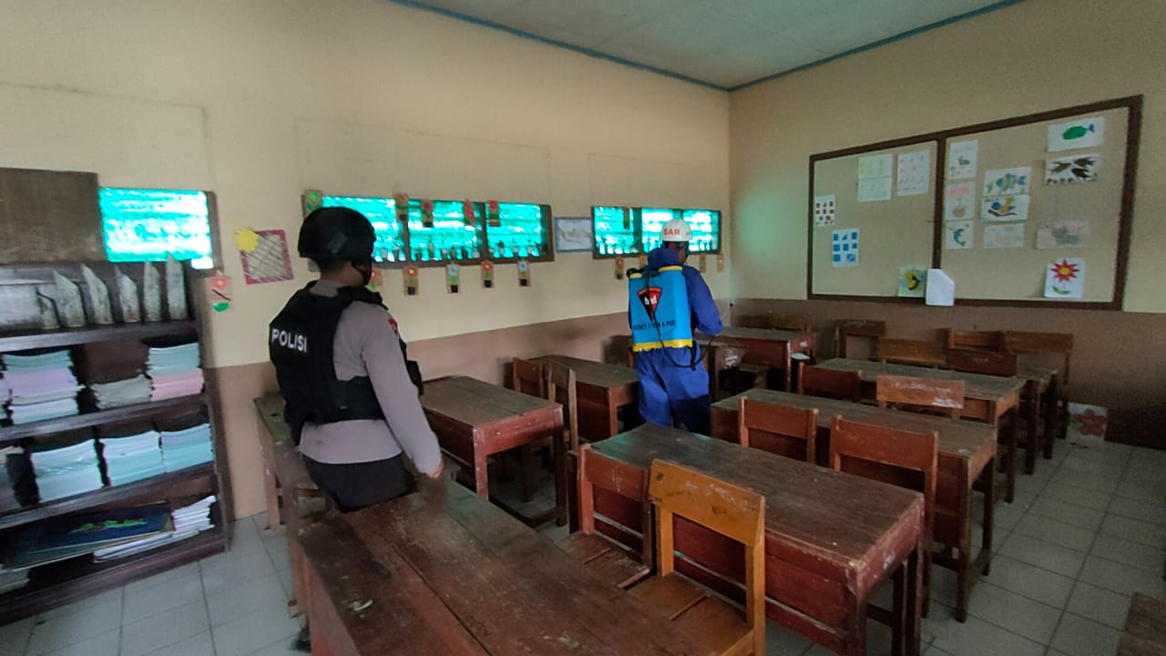 Penyemprotan Disinfektan Di Sekolah, Brimob Jabar Pastikan Tempat KBM Aman Dari Covid 19