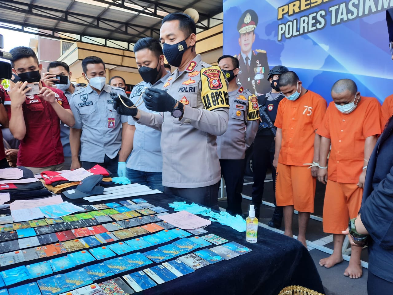 Polisi Ciduk Komplotan Pencuri Ganjal ATM, Gasak Uang Setengah Miliar Rupiah 