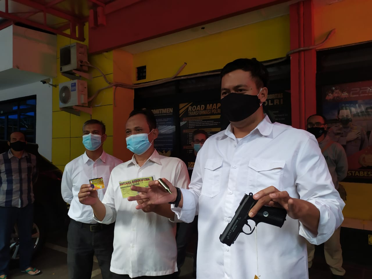 Polisi Amankan Pria di Bandung yang Tembakan Pistol Secara Brutal di Pasar Caringin