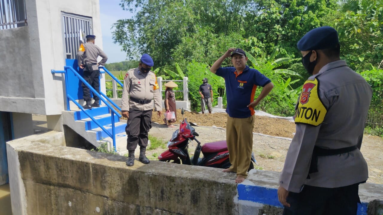 Antisipasi Bencana Banjir, Brimob Jabar Pantau Debit Air Desa Winong