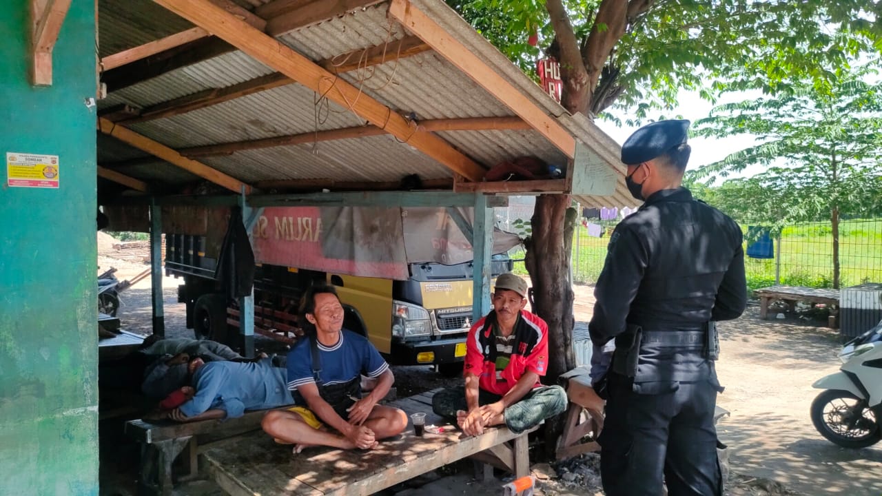 Brimob Jabar Sambangi Warga Cibungur, Patroli Kamtibmas Dan Himbau Pencegahan Covid-19