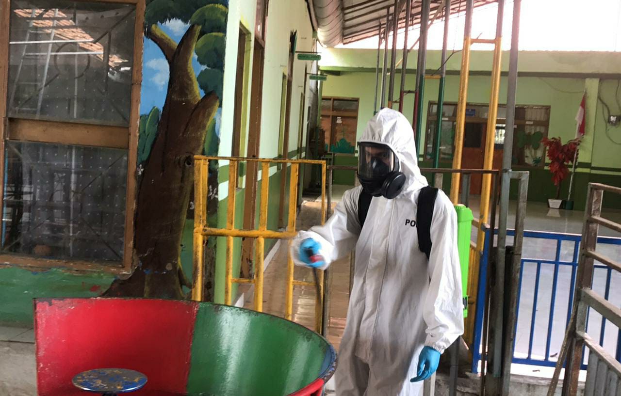 Gegana Brimob Jabar Lakukan Penyemprotan Disinfektan Ke TK As – Syafiiyyah