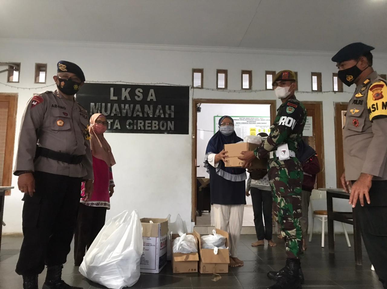 Berbagi Pembuka Rezeki, Brimob Jabar Sinergi Dengan TNI Bagikan Sembako