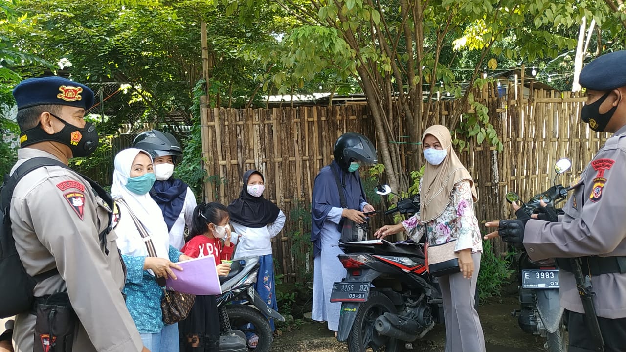 Personil Brimob Jabar Himbau Dan Ingatkan Untuk Tetap Taat Prokes Lingkungan Sekolah