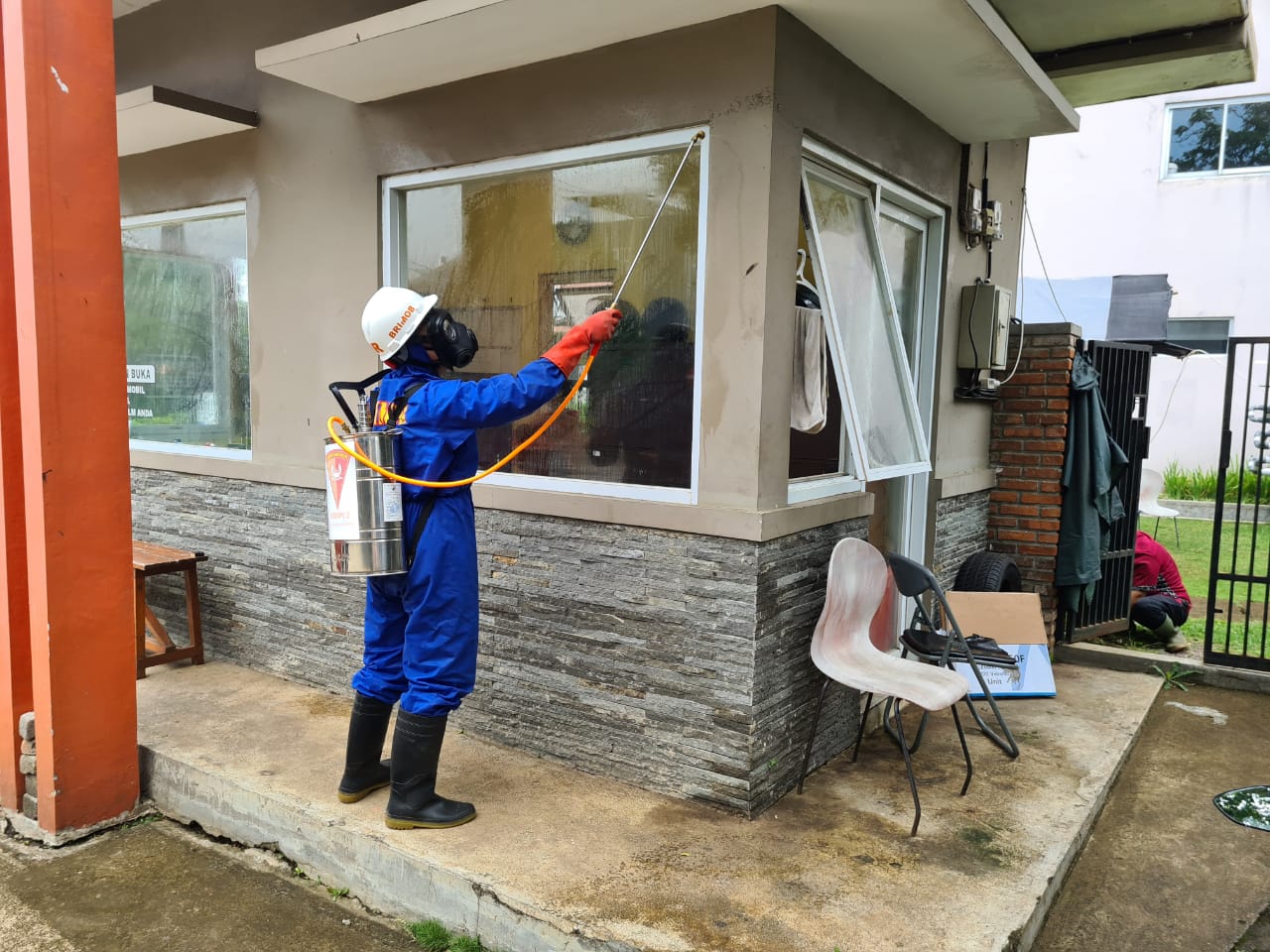 Semprotkan Disinfektan Ke Pos Satpam Bumi Kartika Asri, Wujud Bakti Brimob Jabar Untuk Masyarakat
