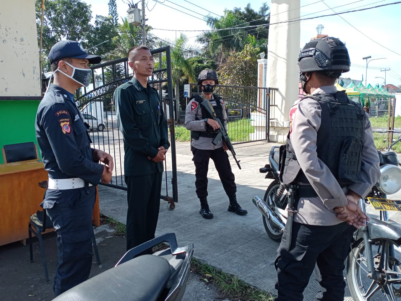 Brimob Jabar Sambangi Security SOR Ciateul Garut Guna Sampaikan Prokes