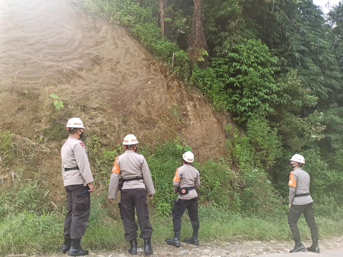 SAR Brimob Jabar Patroli Siaga SAR,  Mengecek Tebing Rawan Longsor Di Lembang