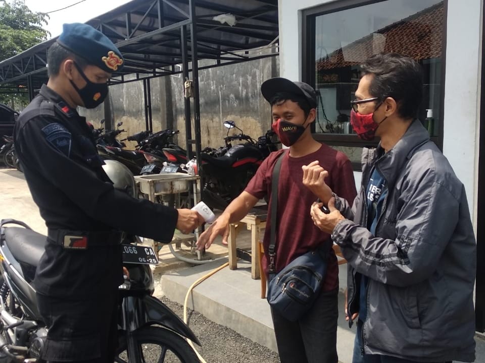 Brmob Jabar Himbau Dan Menegur Karyawan Pabrik Tidak Mentaati Protokol Kesehatan