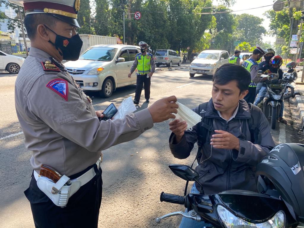 Polsek Bandung Wetan Gelar Operasi Yustisi Dengan Bagi Bagi Masker