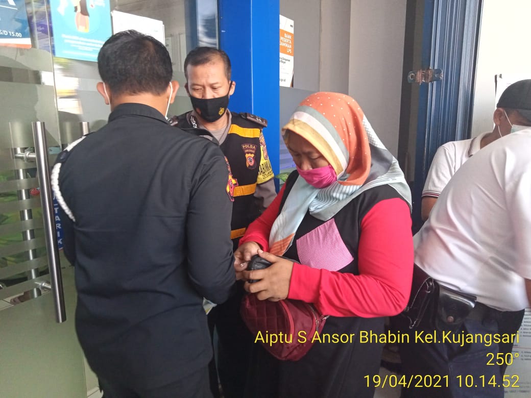 Bhabinkamtibmas Kel. Kujangsari Monitoring Pendistribusian BPUM