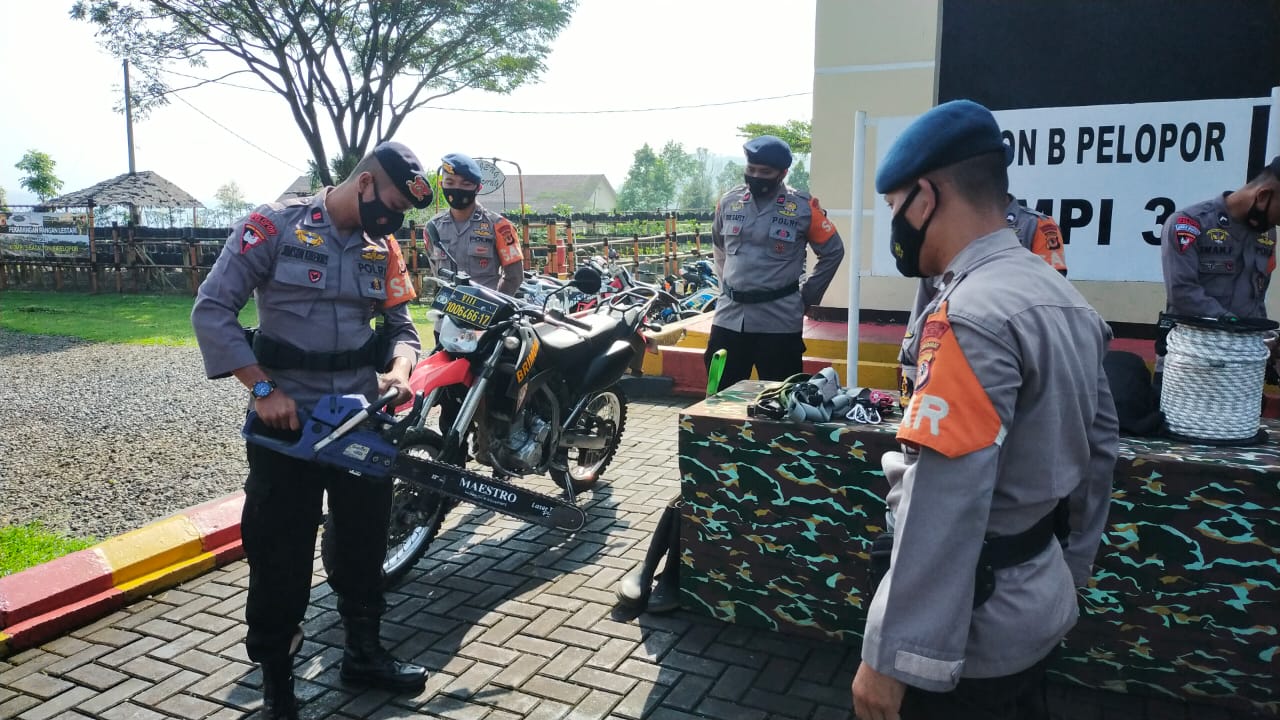 Tanggap Bencana Alam, Brimob Jabar Siagakan Tim SAR Sebagai Wujud Negara Hadir Ditengah Masyarakat