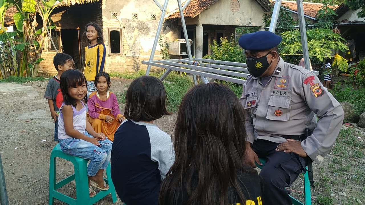 Kunjungi Desa Cempaka, Brimob Jabar Ajari Anak -Anak Terapkan Protokol Kesehatan