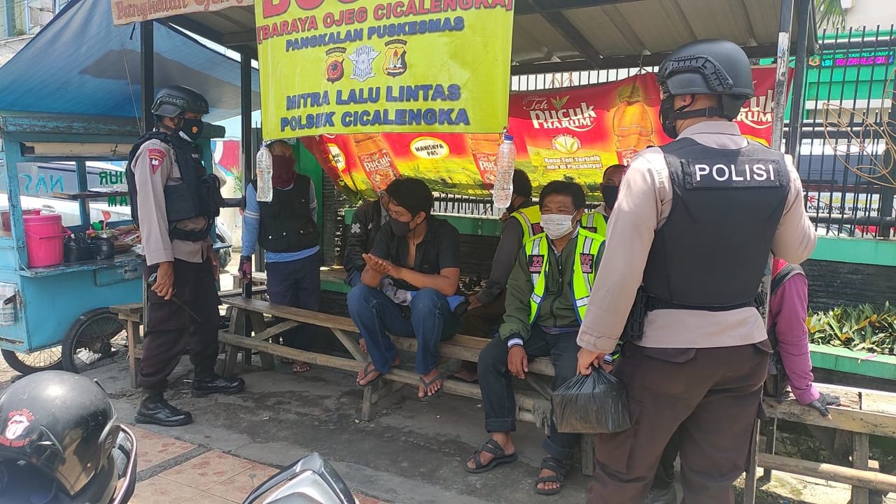 Brimob Polda Jabar Himbau Masyarakat Cicalengka Agar Menerapkan Prokes Saat Beraktivitas