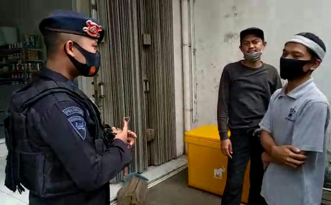 Patroli Brimob Jabar Himbau Protokol Kesehatan Kepada Petugas Parkir Ciwangi