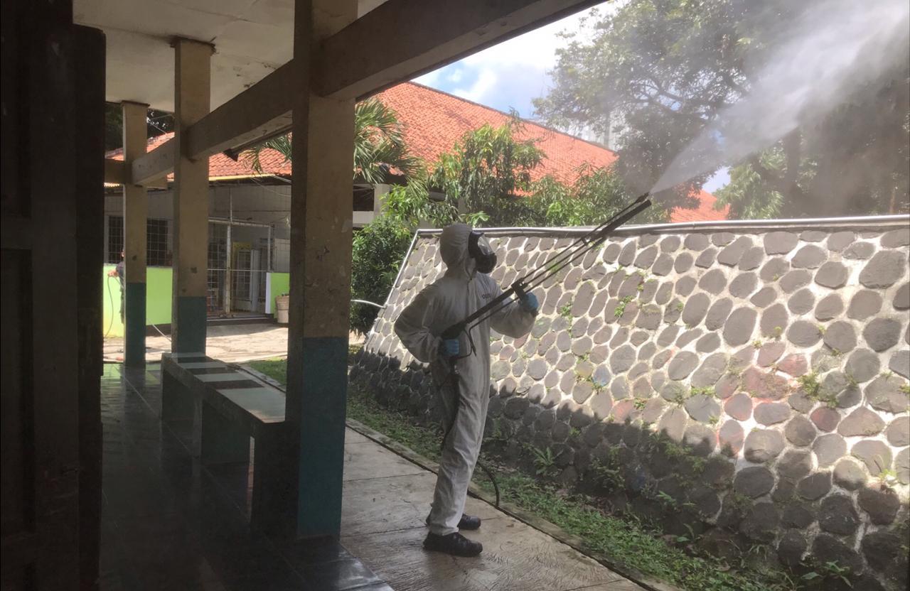 KBR Brimob Jabar Semprotkan Disinfektan Ke SMPN 1 Jatinangor