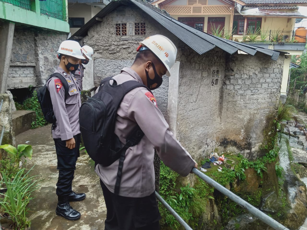 Tim SAR Brimob Jabar Kembali Cek Debit Air Sungai Wilayah Cipanas Pasca Hujan Deras