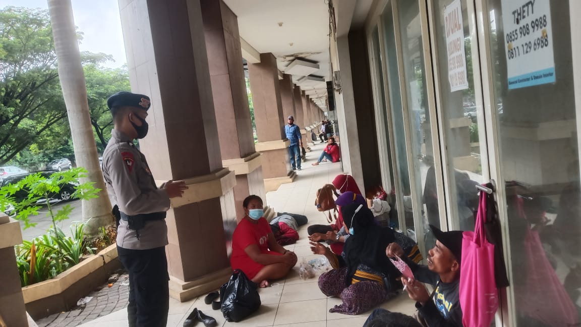 Brimob Jabar Himbau Warga Yang Berkumpul Di Ruko Agar Terapkan Protokol Kesehatan