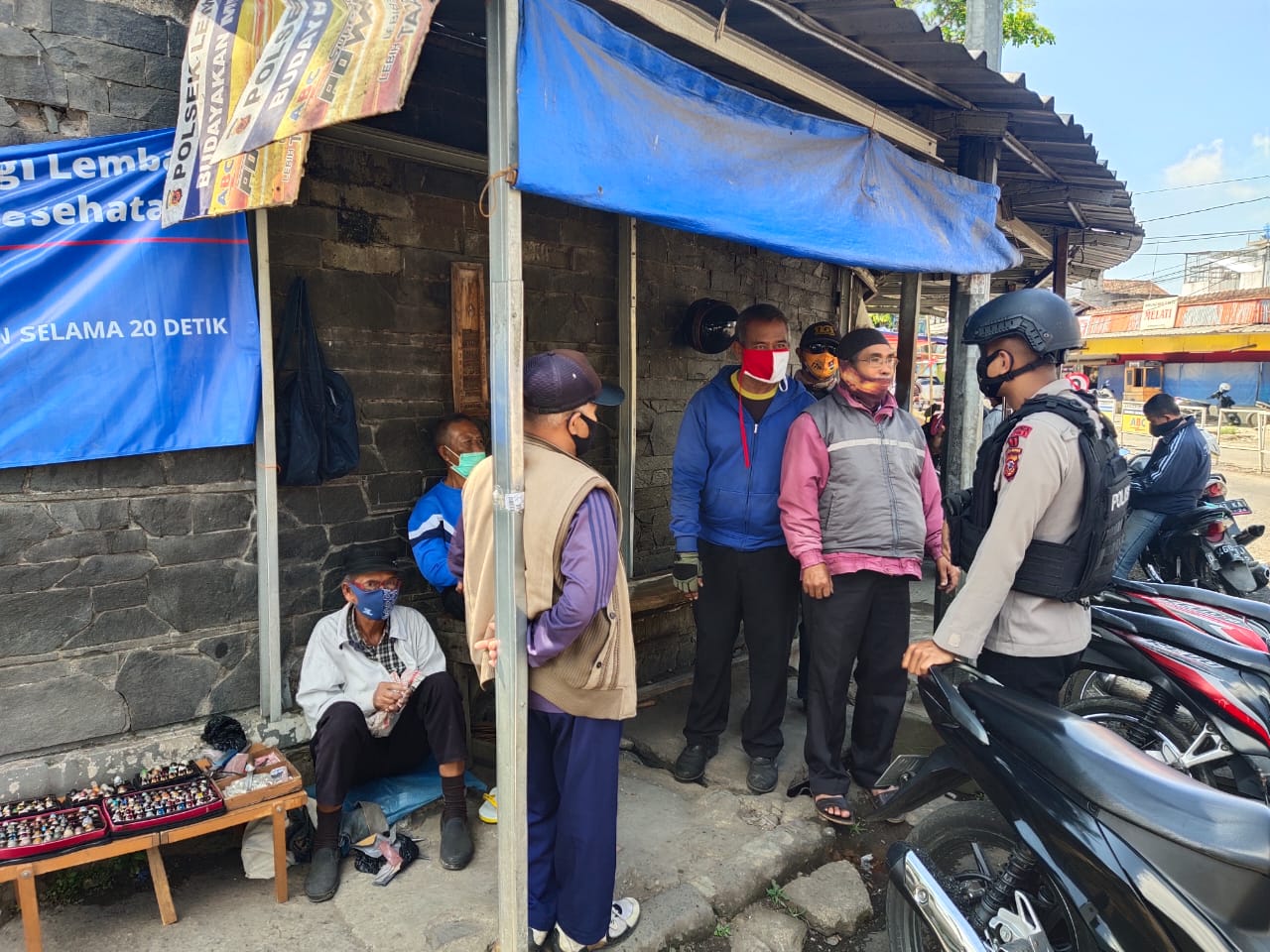 Brimob Jabar Terus Gencar Memberikan Himbauan Prokes Kepada Driver Ojeg Pangkalan Pasar Lembang