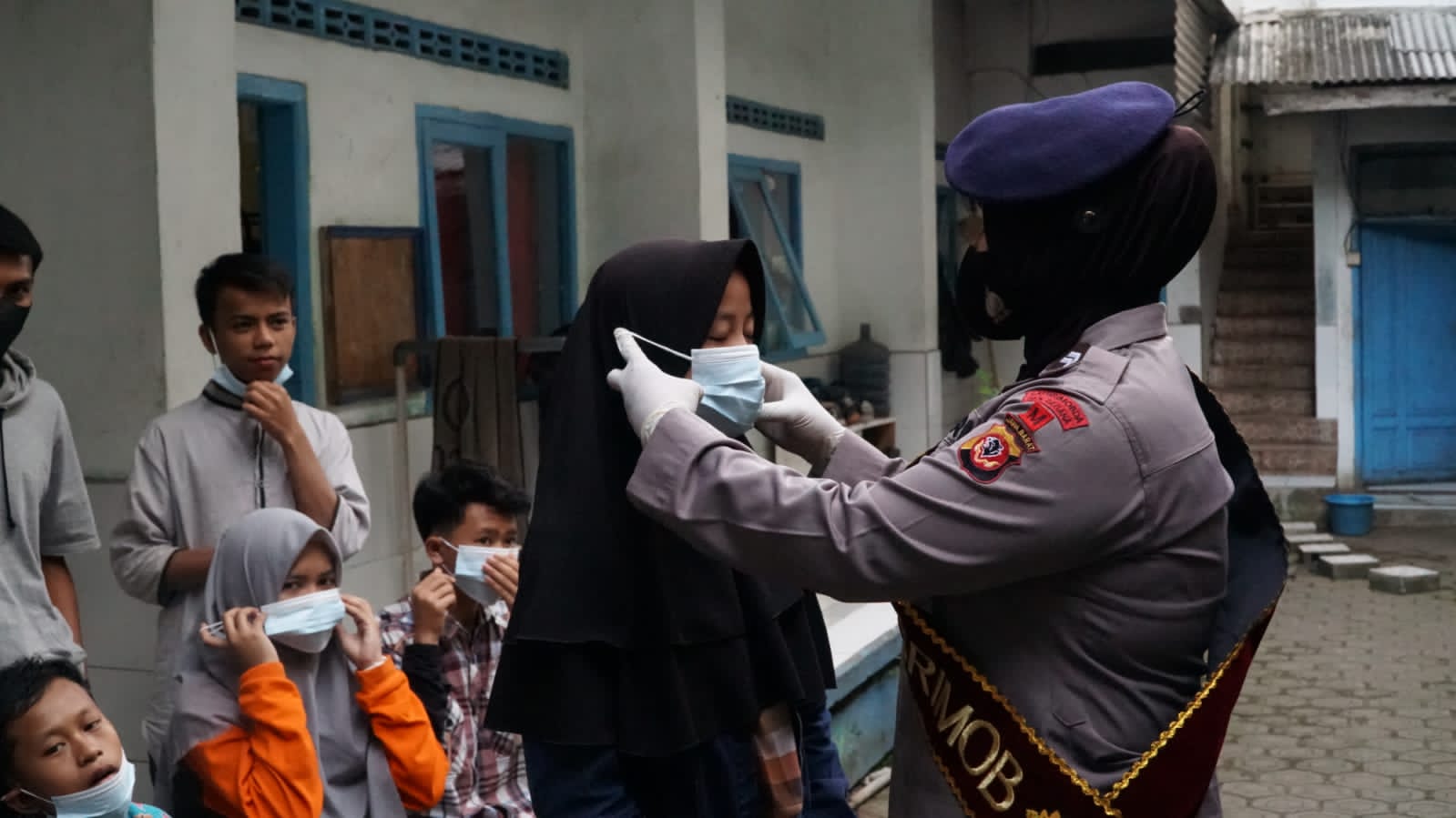 Peringati Hari Kartini Di Bulan Suci Ramadhan, Polwan Brimob Polda Jabar Gelar Bakti Sosial