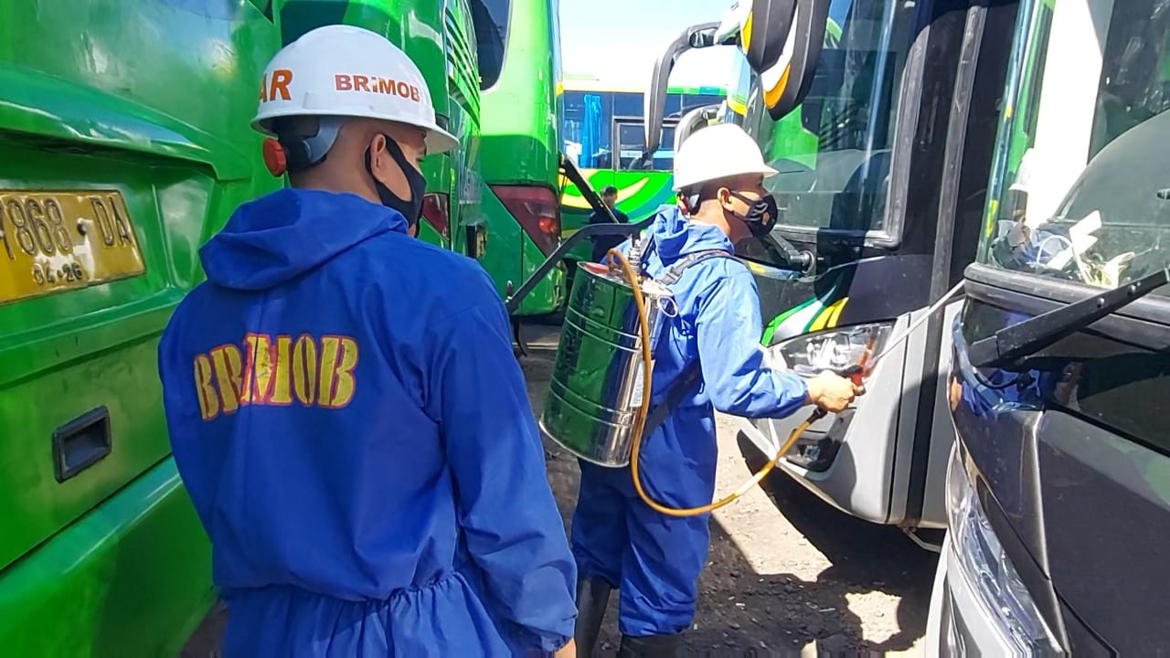 Cegah Kluster Baru Virus Corona, Brimob Jabar Laksanakan Penyemprotan di Kantor PO Karunia Bhakti 