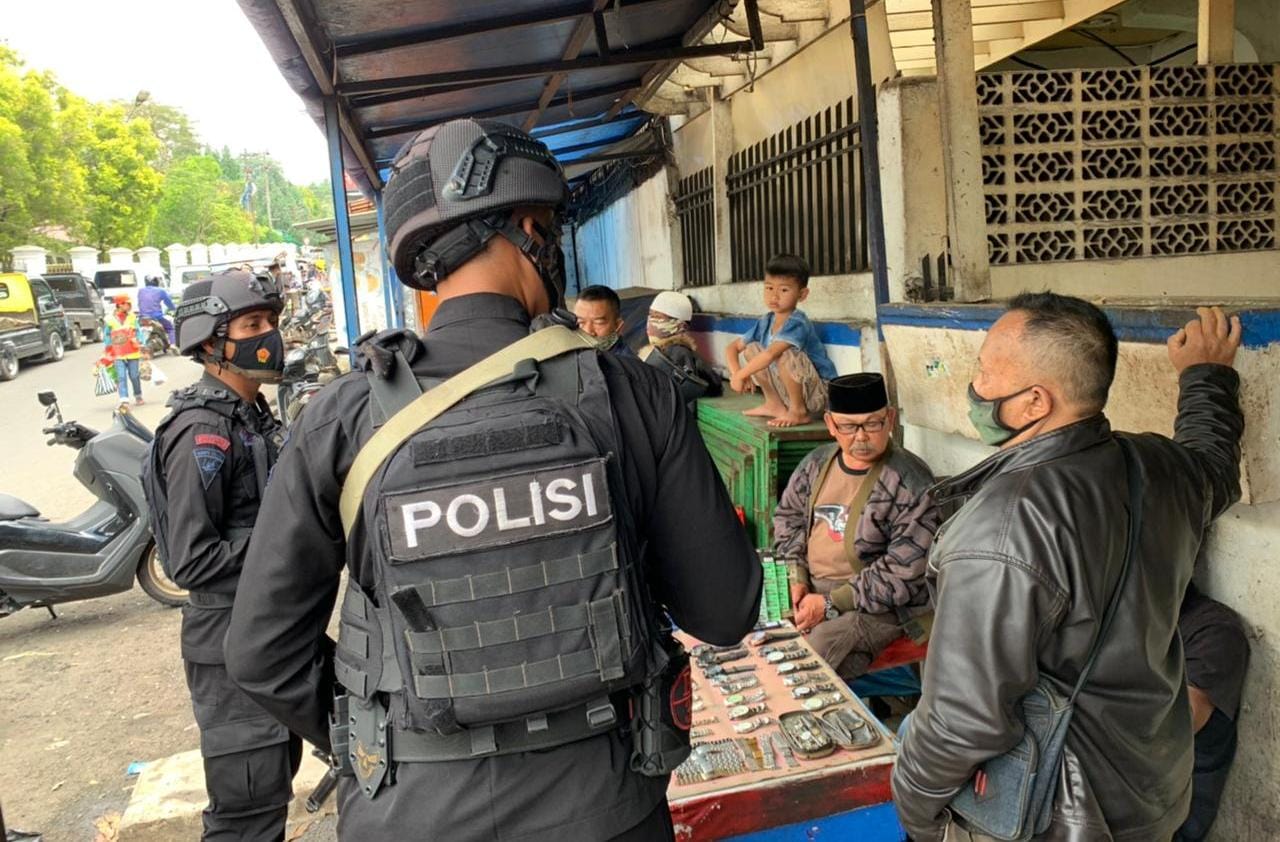 Patroli Brimob Jabar Ingatkan Masyarakat Cipanas Untuk Selalu Waspada Penyebaran Covid-19 