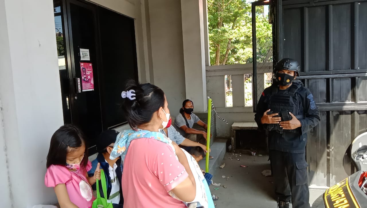 Brimob Jabar Cegah Virus Corona, Ingatkan Warga Akan Pentingnya Penggunaan Masker