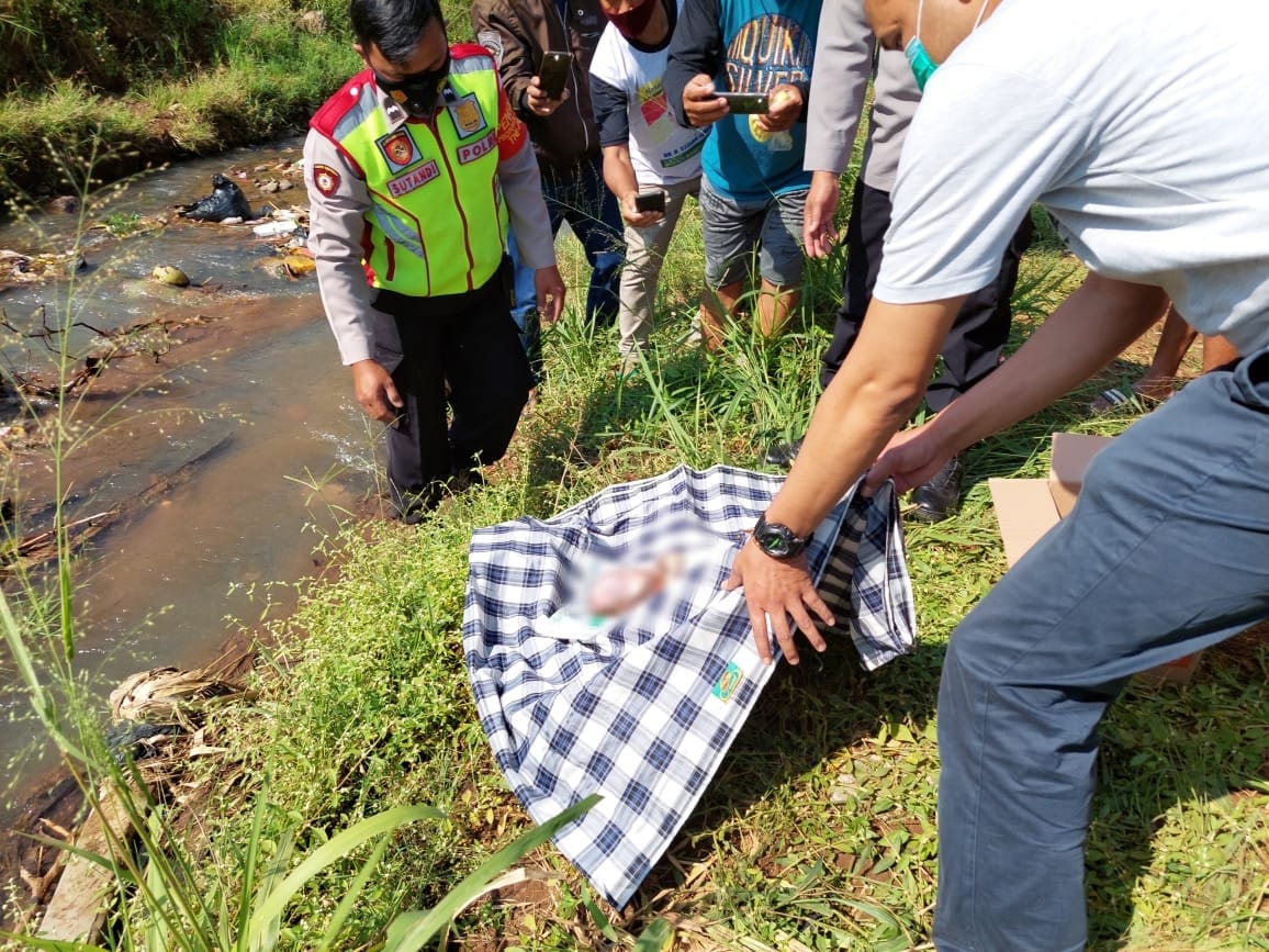Polresta Bandung Olah TKP Penemuan Mayat Bayi Di Bantaran Sungai Cibeusi Cileunyi