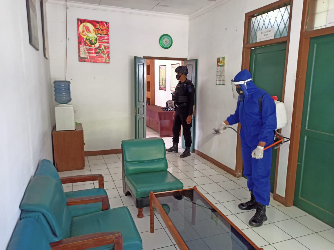 Patroli Covid-19 Brimob Jabar Semprotkan Desinfektan Di Kantor Sub Terminal Agrobisnis Cianjur