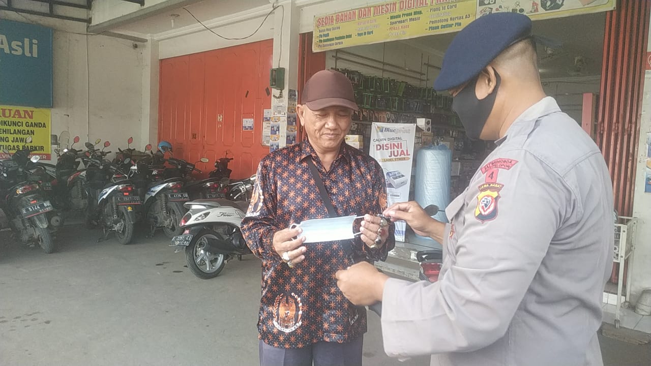 Brimob Jabar Kembali Bagikan Masker Gratis Kepada Warga Gempol