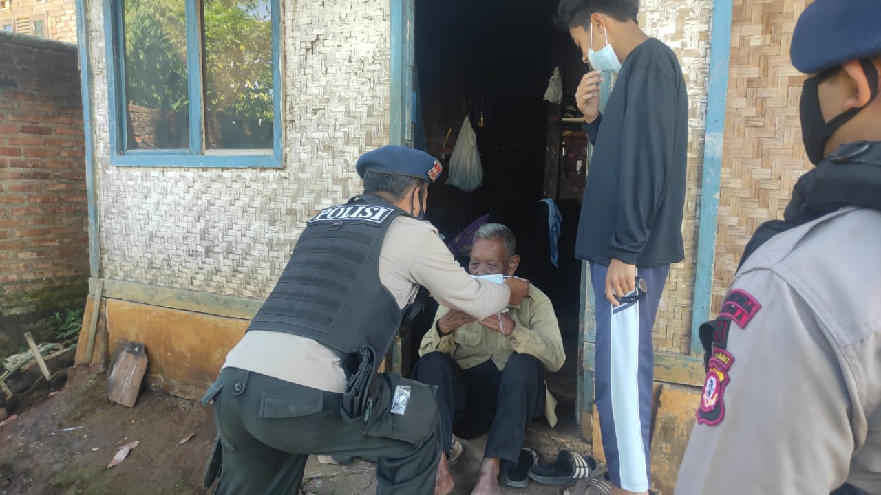 Personil Brimob Jabar Sambang Kampung Tangguh Imbau Protokol Kesehatan Kepada Masyarakat