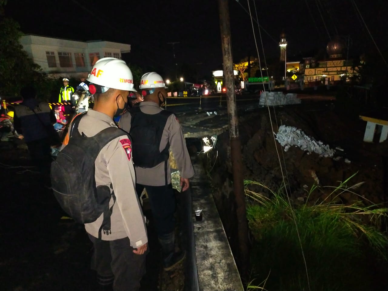 Tim SAR Brimob Jabar Gelar Patroli Ke Titik Terjadinya Longsor Ciloto Puncak