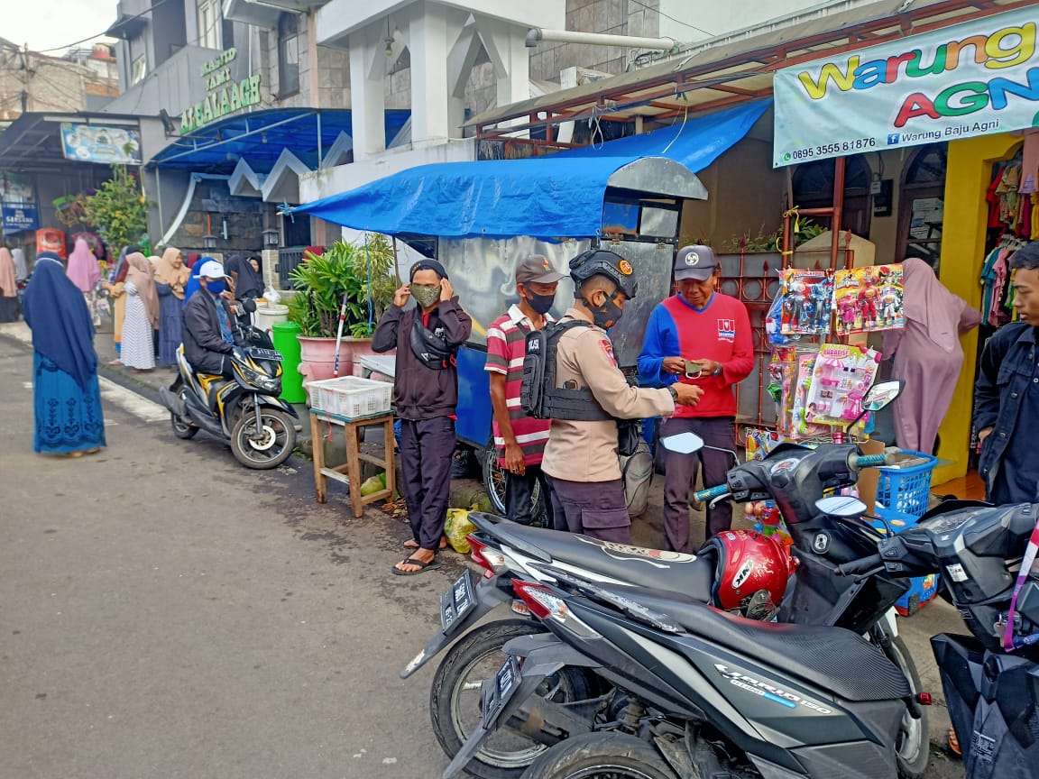 Anggota Brimob Jabar Laksanakan Edukasi PPKM Mikro, Bagi Bagi Masker Kepada Warga Cipanas