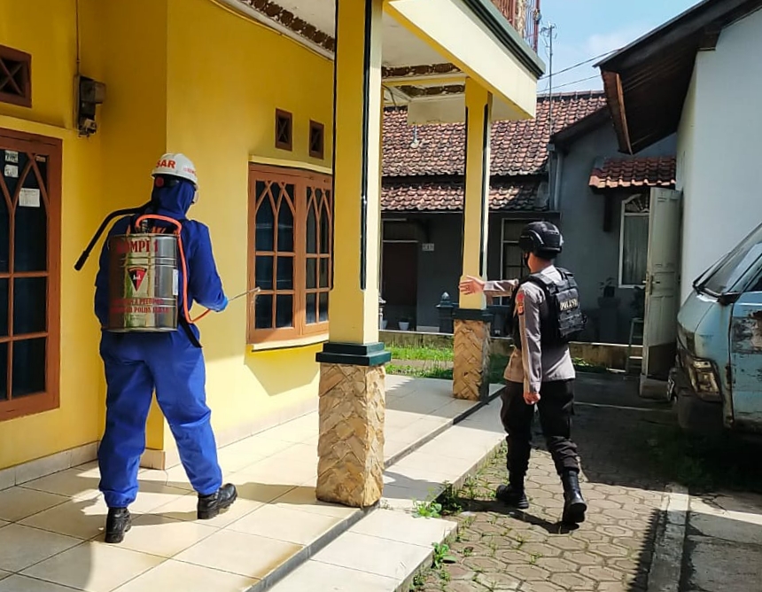 Cegah Penyebaran Virus Corona, Brimob Jabar Semprot Cairan Rumah Warga Jatinangor
