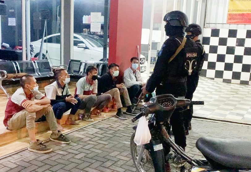 Sambang Dialogis, Brimob Jabar Himbau Warga Perketat Prokes Dan Waspadai OTG