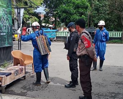 Cegah Kluster Perumahan, Brimob Jabar laksanakan Penyemprotan Disinfektan