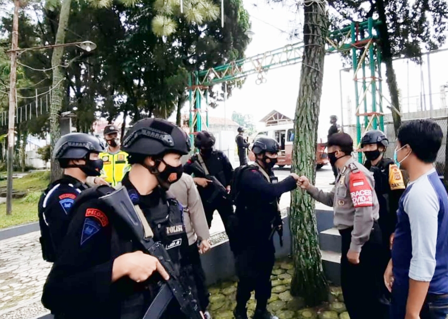 Patroli Harkamtibmas, Brimob Jabar  Sambangi Gereja Pasundan Kab. Garut