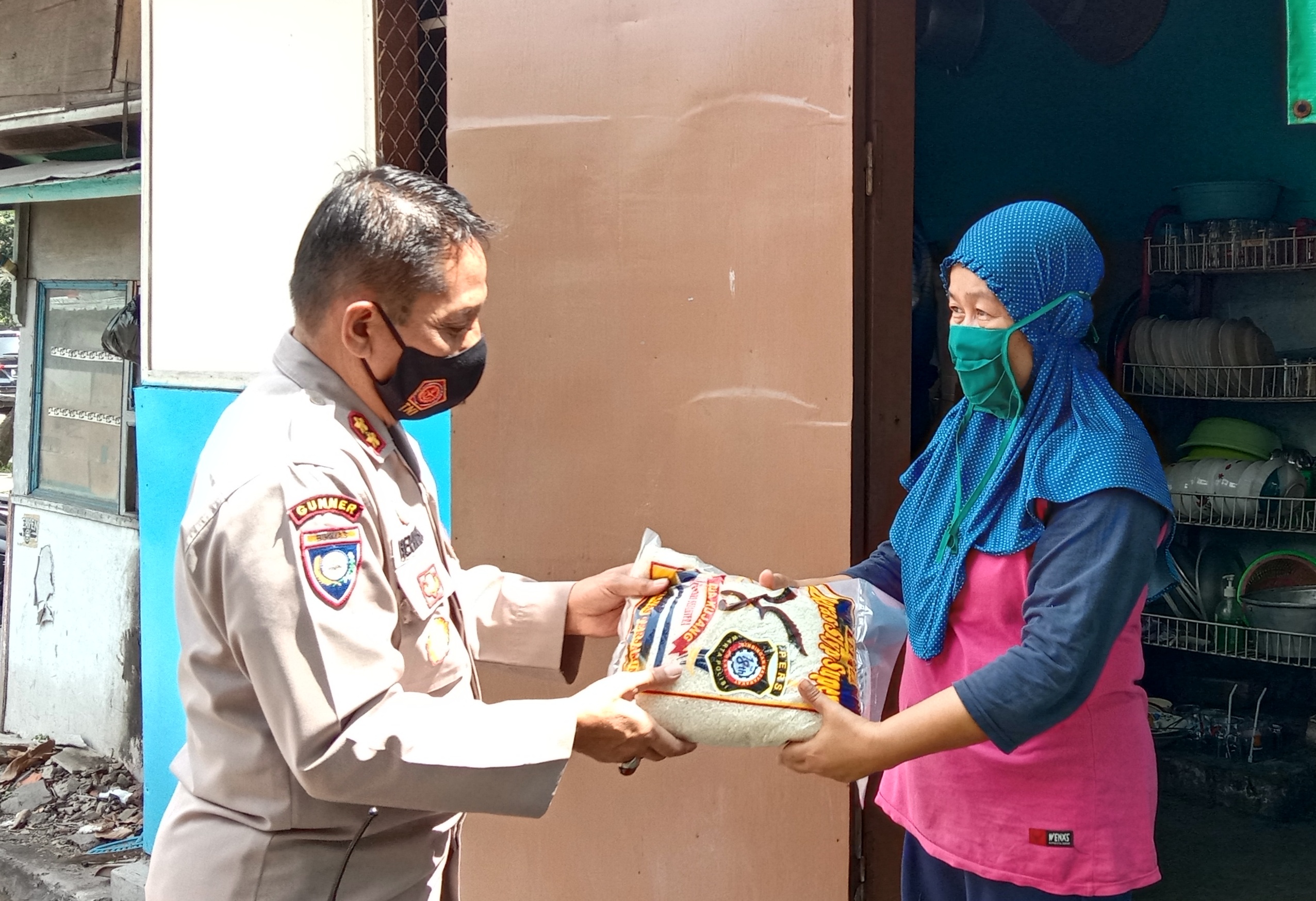 Kasat Binmas Polrestabes Bandung Blusukan Berikan Bantuan Beras HUT Warta POLISI Ke 18