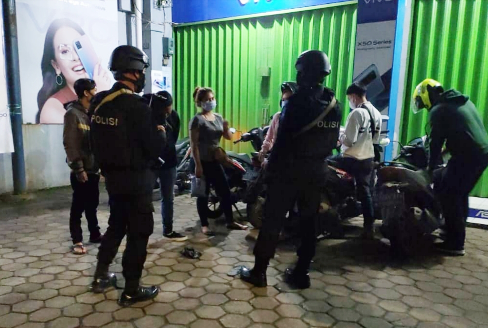 Brimob Jabar Himbau Pegawai Konter Selalu Waspada Tetap Gunakan Masker 
